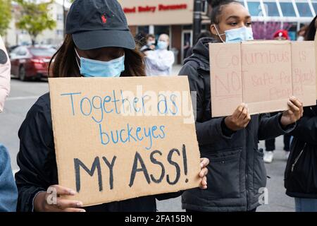 Columbus, États-Unis. 21 avril 2021. Les militants de Black Lives Matter tiennent des pancartes exprimant leur opinion pendant la manifestation.les étudiants de l'université d'État de l'Ohio (OSU) ont organisé une démonstration de sit-in en réaction aux tirs et aux meurtres de Ma'Khia Bryant, 16 ans, la veille. Les activistes ont exigé que l'Université de l'État de l'Ohio ait des liens étroits avec le département de police de Columbus pour assurer la sécurité de leurs étudiants minoritaires. (Photo de Stephen Zenner/SOPA Images/Sipa USA) crédit: SIPA USA/Alay Live News Banque D'Images