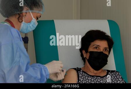 Bucarest, Roumanie. 21 avril 2021. Une femme reçoit une dose du vaccin COVID-19 lors de l'inauguration d'un centre de vaccination mobile près de Bucarest, Roumanie, le 21 avril 2021. Credit: Cristian Cristel/Xinhua/Alay Live News Banque D'Images