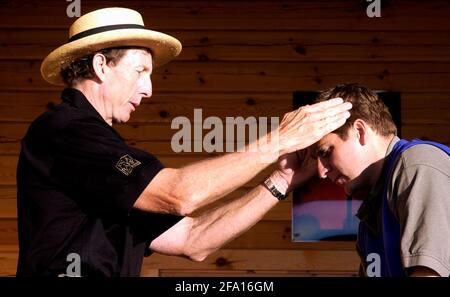 LE GOLF DAVID LEADBETTER ACADENY À LA CALA RESORT À MIJAS COSTA PRÈS DE MALAGA ESPAGNE 24/10/2002 DAVID LEADBETTER MONTRE BRIAN VINER COMMENT! PHOTO DAVID ASHDOWN.GOLF Banque D'Images