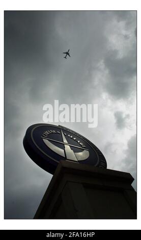 Roman Abramovich, homme d'affaires russe, a acheté le club de football de Chelsea. Les membres de la presse attendent l'événement à l'extérieur de Chelsea Village.pic David Sandison 2/1/2003 Banque D'Images