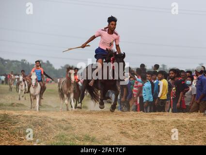 Kolkata, Inde. 21 avril 2021. Les enfants des jockeys font des chevaux sans équipement de sécurité approprié lors d'une course à cheval dans le Bengale rural. Crédit : SOPA Images Limited/Alamy Live News Banque D'Images