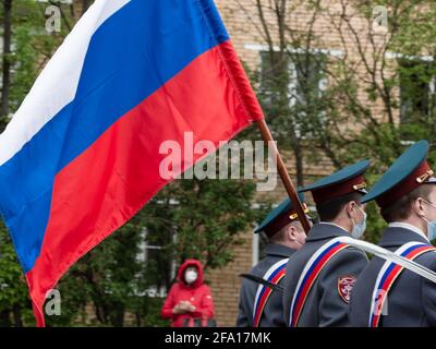 Moscou, Russie. 09e mai 2020. Le groupe de bannière porte le tricolore russe le long de la rue.dans le cadre de l'action russe "Parade à la Maison des vétérans", les militaires et les employés du District central ont félicité les vétérans de la Grande guerre patriotique vivant à Moscou. À la fin du programme en l'honneur des anciens combattants, des équipes de parade ont traversé les cours. (Photo de Mihail Siergiejewicz/SOPA Images/Sipa USA) crédit: SIPA USA/Alay Live News Banque D'Images
