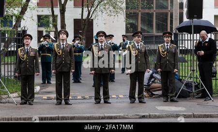 Moscou, Russie. 09e mai 2020. Un ensemble vocal militaire a vu des chansons des années de guerre dans une rue de Moscou.dans le cadre de l'action russe "Parade à la Maison des vétérans", des militaires et des employés du District central ont félicité les vétérans de la Grande Guerre patriotique vivant à Moscou. À la fin du programme en l'honneur des anciens combattants, des équipes de parade ont traversé les cours. (Photo de Mihail Siergiejewicz/SOPA Images/Sipa USA) crédit: SIPA USA/Alay Live News Banque D'Images