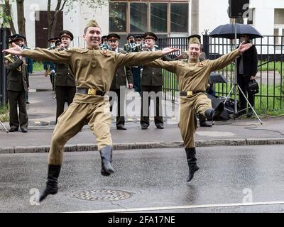 Moscou, Russie. 09e mai 2020. Un ensemble de danse militaire est vu en spectacle acrobatique dans une rue de Moscou. Dans le cadre de l'action russe "Parade à la Maison des vétérans", les militaires et les employés du District central ont félicité les anciens combattants de la Grande Guerre patriotique vivant à Moscou. À la fin du programme en l'honneur des anciens combattants, des équipes de parade ont traversé les cours. (Photo de Mihail Siergiejewicz/SOPA Imag/Sipa USA) crédit: SIPA USA/Alay Live News Banque D'Images