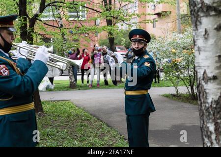Moscou, Russie. 09e mai 2020. Le chef dirige un orchestre militaire dans une rue de Moscou. Dans le cadre de l'action russe "Parade à la Maison des vétérans", les militaires et les employés du District central ont félicité les vétérans de la Grande Guerre patriotique vivant à Moscou. À la fin du programme en l'honneur des anciens combattants, des équipes de parade ont traversé les cours. (Photo de Mihail Siergiejewicz/SOPA Images/Sipa USA) crédit: SIPA USA/Alay Live News Banque D'Images