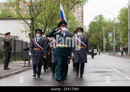 Moscou, Russie. 09e mai 2020. Un équipage de parade s'est défilé dans la rue dans un quartier résidentiel de Moscou. Dans le cadre de l'action russe "Parade à la Maison des vétérans", les militaires et les employés du District central ont félicité les anciens combattants de la Grande Guerre patriotique vivant à Moscou. À la fin du programme en l'honneur des anciens combattants, des équipes de parade ont traversé les cours. (Photo de Mihail Siergiejewicz/SOPA Imag/Sipa USA) crédit: SIPA USA/Alay Live News Banque D'Images