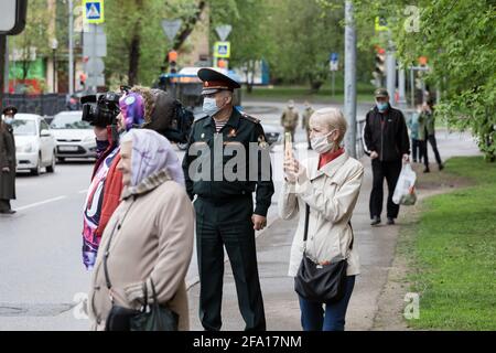 Moscou, Russie. 09e mai 2020. Les passants s'arrêtent pour observer la performance de l'armée.dans le cadre de l'action russe "Parade à la Maison des vétérans", les militaires et les employés du District central ont félicité les anciens combattants de la Grande Guerre patriotique vivant à Moscou. À la fin du programme en l'honneur des anciens combattants, des équipes de parade ont traversé les cours. (Photo de Mihail Siergiejewicz/SOPA Images/Sipa USA) crédit: SIPA USA/Alay Live News Banque D'Images
