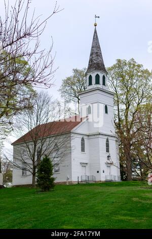 Warwick, NY-USA-21 avril 2021 : vue verticale de l'historique Old School Baptist Meeting House ilocated dans le village de Warwick. Banque D'Images