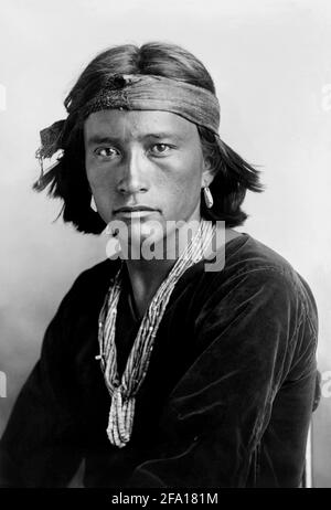 1906 , États-Unis : Portrait amérindien de NAVAJO BOY . Photo du photographe KARL E. MOON ( 1878 - 1914 ). - l'Indien de l'Amérique du Nord - HISTOIRE - foto storiche - foto storica - Indiens - INDIANI d'AMÉRIQUE - PELLEROSSA - natifs américains - Indiens d'Amérique du Nord - INDIANO - GUERRIERO - GUERRIER - portrait - ritrato - SELVAGGIO WEST - BEL HOMME HOMMES - UOMO BELLO - PORTRAIT - RITRATTO - Collana - collier - perline --- Archivio GBB Banque D'Images