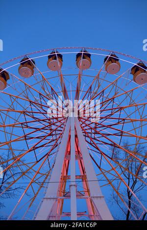 Partie de la grande roue la nuit à Tyumen, Sibérie, Tyumen Banque D'Images