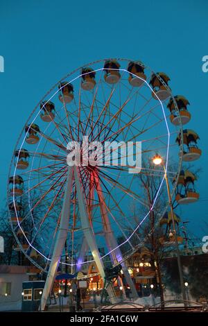 C'est Ferris Wheel sur fond de ciel en hiver, Tyumen, Russie Banque D'Images