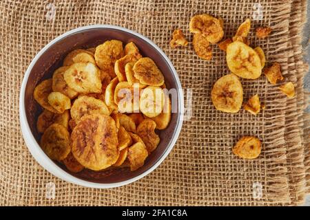Croustilles de banane aliments sains, fruits secs et croustilles de légumes sains, collations végétaliennes saines. Pose à plat Banque D'Images