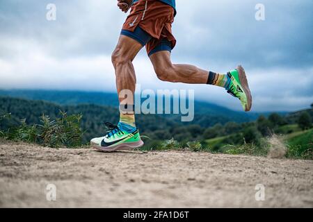 Sentier de course pour garçon dans une zone montagneuse de et pleine d'arbres. Banque D'Images