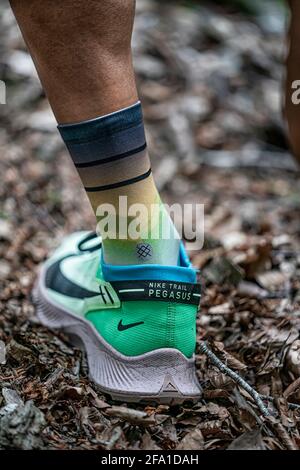 Sentier de course pour garçon dans une zone montagneuse de et pleine d'arbres. Banque D'Images