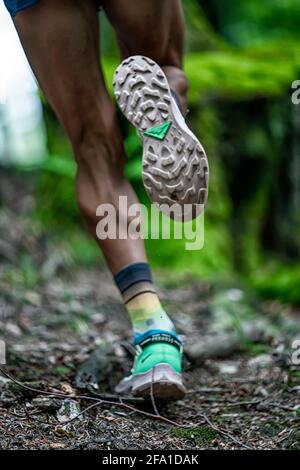 Sentier de course pour garçon dans une zone montagneuse de et pleine d'arbres. Banque D'Images