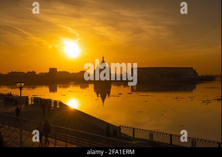 Paysage urbain. rivière et coucher de soleil. La ville de Nijni Novgorod au coucher du soleil au confluent des deux rivières Volga et Oka. Nijni Novgorod a 800 ans Banque D'Images