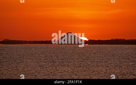 Portobello, Édimbourg, Écosse, météo britannique. 22 avril 2021. Un lever de soleil époustouflant pour saluer la journée avec un coucher de soleil derrière la loi de Berwick dans le Lothian oriental avec une température de 2 degrés centigrade par la rive du Firth of Forth. Banque D'Images