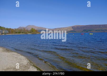 Loch Lomond le jour du soleil d'avril Banque D'Images