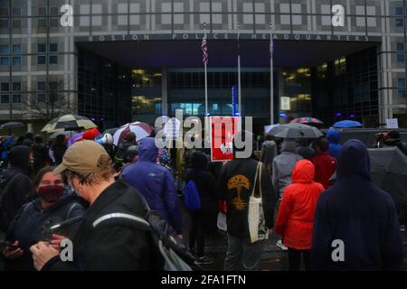 Boston, Massachusetts, États-Unis. 21 avril 2021. 21 avril 2021 : les manifestants marchent vers le siège de la police de Boston pour protester contre la mort de Ma'Khia Bryant (16) qui a été abattu par la police de Columbus à Boston, ma, le 21 avril 2021. Cette marche a été initialement organisée pour célébrer la vie de George Floyd après le verdict de Derek Chauvin. Ils ont également critiqué Patrick M. Rose Sr., ancien président du Boston police Union, alors que la police de Boston gardait secret pendant des années pour sa molestation d'enfants. Crédit : Anik Rahman/ZUMA Wire/Alay Live News Banque D'Images