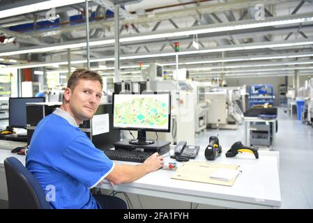 Production de composants électroniques dans une usine moderne - ingénieur sur le lieu de travail Banque D'Images