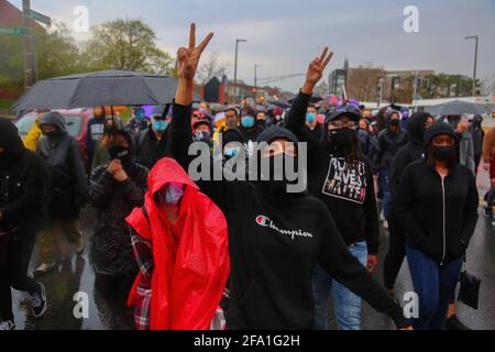 Boston, Massachusetts, États-Unis. 21 avril 2021. 21 avril 2021 : les manifestants marchent vers le siège de la police de Boston pour protester contre la mort de Ma'Khia Bryant (16) qui a été abattu par la police de Columbus à Boston, ma, le 21 avril 2021. Cette marche a été initialement organisée pour célébrer la vie de George Floyd après le verdict de Derek Chauvin. Ils ont également critiqué Patrick M. Rose Sr., ancien président du Boston police Union, alors que la police de Boston gardait secret pendant des années pour sa molestation d'enfants. Crédit : Anik Rahman/ZUMA Wire/Alay Live News Banque D'Images