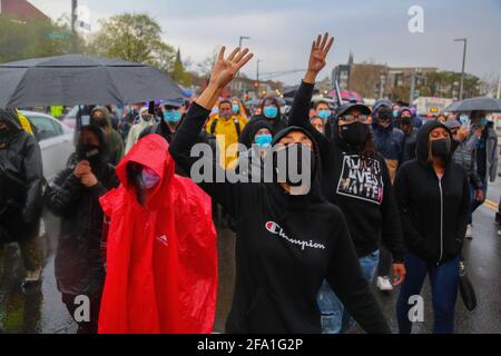 Boston, Massachusetts, États-Unis. 21 avril 2021. 21 avril 2021 : les manifestants marchent vers le siège de la police de Boston pour protester contre la mort de Ma'Khia Bryant (16) qui a été abattu par la police de Columbus à Boston, ma, le 21 avril 2021. Cette marche a été initialement organisée pour célébrer la vie de George Floyd après le verdict de Derek Chauvin. Ils ont également critiqué Patrick M. Rose Sr., ancien président du Boston police Union, alors que la police de Boston gardait secret pendant des années pour sa molestation d'enfants. Crédit : Anik Rahman/ZUMA Wire/Alay Live News Banque D'Images