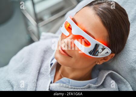 Femme caucasienne en photothérapie glasse Banque D'Images