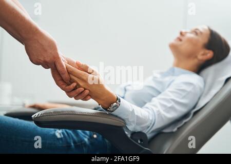 Jeune femme aux cheveux foncés recevant un massage des mains Banque D'Images