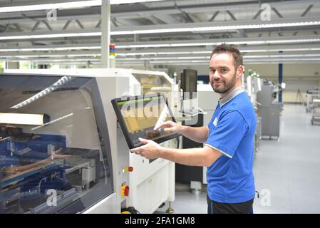 Production de composants électroniques dans une usine moderne - ingénieur sur le lieu de travail Banque D'Images