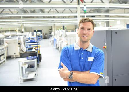 Production de composants électroniques dans une usine moderne - ingénieur sur le lieu de travail Banque D'Images