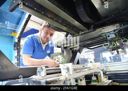 Production de composants électroniques dans une usine moderne - ingénieur sur le lieu de travail Banque D'Images