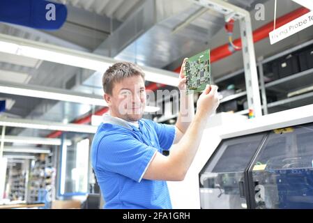 Portrait d'un travailleur dans le département d'ingénierie d'une usine pour la production et la construction de l'électronique Banque D'Images