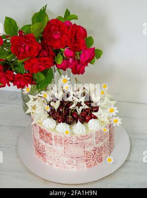 Gateau Au Pochoir De Bourgogne Avec Roses Pour Le 30e Anniversaire Photo Stock Alamy