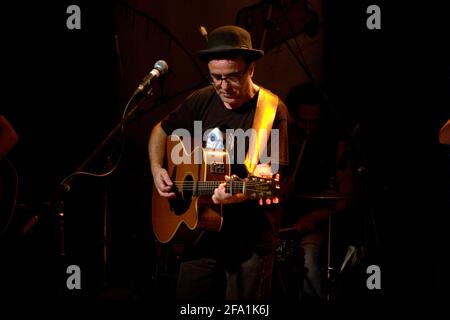 Ehud Banai (né le 31 mars 1953) chanteur et compositeur israélien en direct sur scène 14/7/2008 Banque D'Images