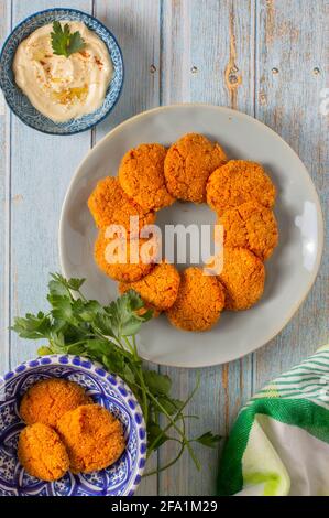 Falafel de carottes vegan avec sauce trempée Banque D'Images