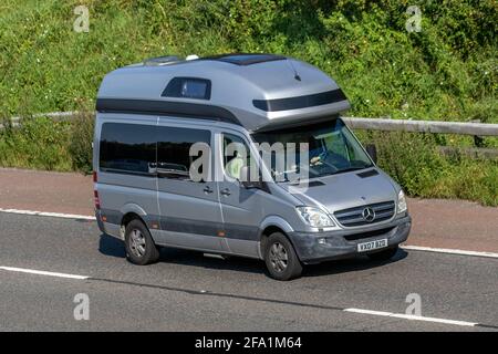 2007 Mercedes Benz Silver LCV Chassis Cab 2987cc Caravan Motorhomes; camping-cars haut sur les routes de Grande-Bretagne, véhicule de loisirs RV, vacances en famille, vacances Caravanette, vacances caravane Touring, ROYAUME-UNI Banque D'Images