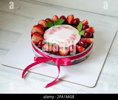 cheesecake à la vanille et fraise avec imprimé à la nourriture, orné de rubans en soie Banque D'Images