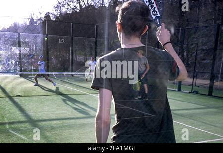 Les personnes jouant du padel sur les courts de plein air de Vintervikshallen à Stockholm, Suède, le 20 avril 2021. Le Padel est un sport de raquette qui combine les éléments du tennis, du squash et du badminton. Photo Janerik Henriksson / TT code 10010 Banque D'Images