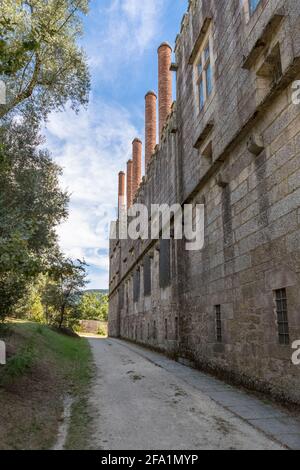 Guimaraes / Portugal - 12 09 2020 : vue sur le Palais des Ducs de Braganza façade latérale, domaine médiéval et ancienne résidence Banque D'Images