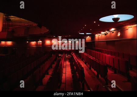 Une vue intérieure d'une salle de jeux vide, les théâtres et les cinémas étant fermés en raison des mesures sanitaires prises par le gouvernement français pour freiner la propagation de la pandémie Covid-19 à Paris, en France, le 22 avril 2021. La France prévoit de lever les restrictions de voyage et de soulager le couvre-feu national le 2 mai en fonction des attentes que les cas quotidiens Covid-19 commenceront bientôt à baisser. Le président Emmanuel Macron a également l'intention de s'en tenir à l'objectif de permettre aux restaurants de servir des clients à l'extérieur à partir de la mi-mai, tout en rouvrant également des cinémas, des théâtres et des musées à capacité réduite, a déclaré la source. Photo d'Aurore Marechal/ABAC Banque D'Images