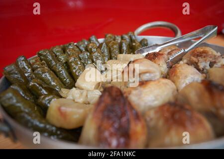 Gros plan de Sarma (également warak enab ou Dolma) feuilles de vigne enveloppées autour d'une garniture de riz et hachées viande Banque D'Images