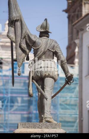 Pedro de Valdivia, conquistador espagnol et premier gouverneur royal du Chili. Statue sculptée par Gabino Amaya en 1987. Villanueva de la Serena Banque D'Images