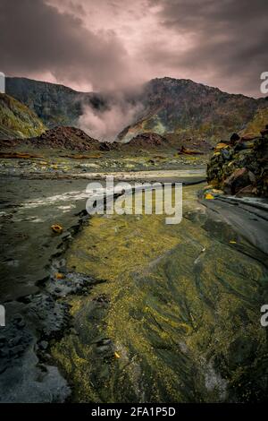 Paysage volcanique surréaliste sur le seul volcan marin actif de Nouvelle-Zélande, l'île Blanche Banque D'Images