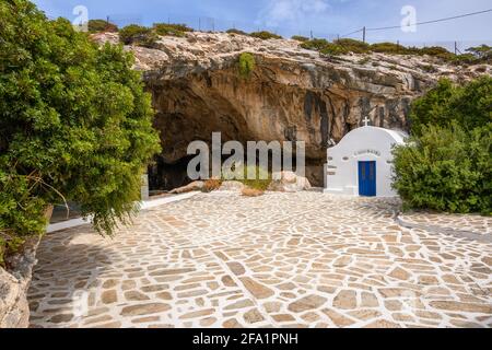 Petite chapelle d' Agios Ioannis Spiliotis à l''entrée de la grotte d''Antiparos, sur le côté sud de l''île. Cyclades, Grèce Banque D'Images