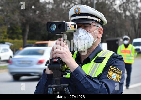 Le marathon paratonnerre a également commencé en Bavière - le ministre de l'intérieur de Bavière, Joachim Herrmann, exige: Toujours respecter la limite de vitesse - environ 1,800 policiers vérifient à 2,100 points de mesure possibles - comme ici à Haar près de Munich sur Wasserburger Landstrasse le 21 avril 2021. Un policier effectue une mesure de vitesse avec un pistolet radar. | utilisation dans le monde entier Banque D'Images