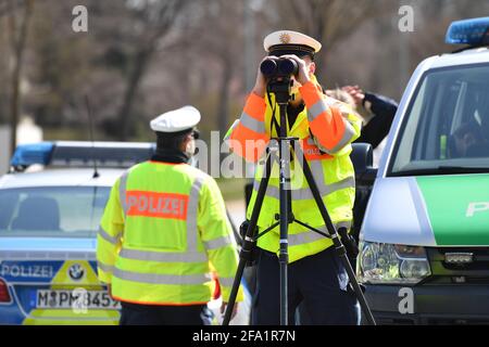 Le marathon paratonnerre a également commencé en Bavière - le ministre de l'intérieur de Bavière, Joachim Herrmann, exige: Toujours respecter la limite de vitesse - environ 1,800 policiers vérifient à 2,100 points de mesure possibles - comme ici à Haar près de Munich sur Wasserburger Landstrasse le 21 avril 2021. Un policier observe le trafic qui passe à travers des jumelles. | utilisation dans le monde entier Banque D'Images