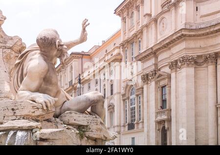 Fontaine des quatre fleuves et église Sant Agnese sur la place Navona, Rome. Statue de la Plata et façade de la basilique S. Agnese à Agone Banque D'Images