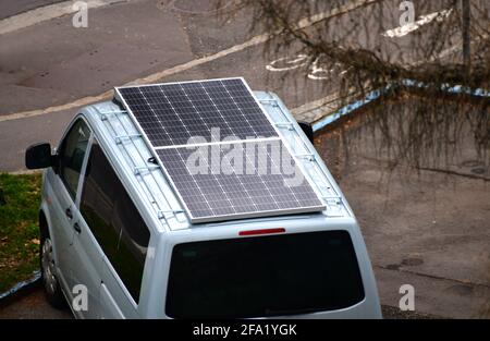 Une fourgonnette Volkswagen VW avec un panneau solaire sur le toit. Autriche, Europe Banque D'Images