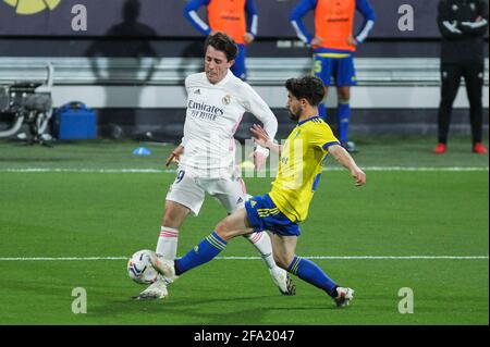 Alvaro Odriozola du Real Madrid et Jairo Izquierdo de Cadix CF pendant le championnat espagnol la Liga football match entre Cadix CF et Real Madrid CF le 21 avril 2021 au stade Ramon de Carranza à Cadix, Espagne - photo Irina R Hipolito / Espagne DPPI / DPPI / LiveMedia Banque D'Images