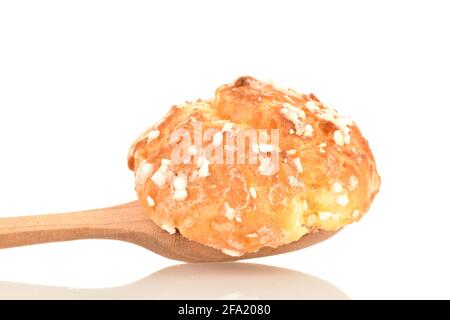 Une chouquette douce avec une cuillère en bois, isolée sur blanc. Banque D'Images